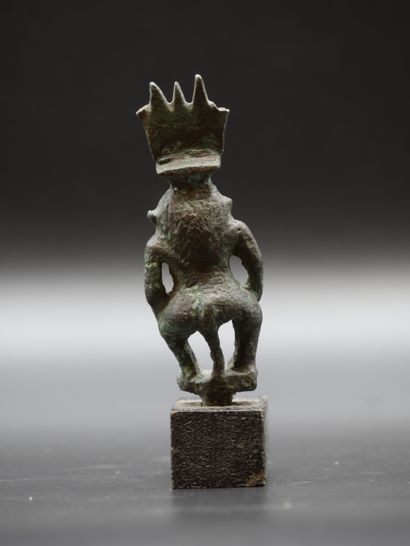 null Statuette représentant Bes portant la couronne de plumes

Bronze 7 cm

Egypte...