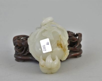 null CHINE, XXème siècle

Rince-pinceaux en jade blanc céladonné représentant une...