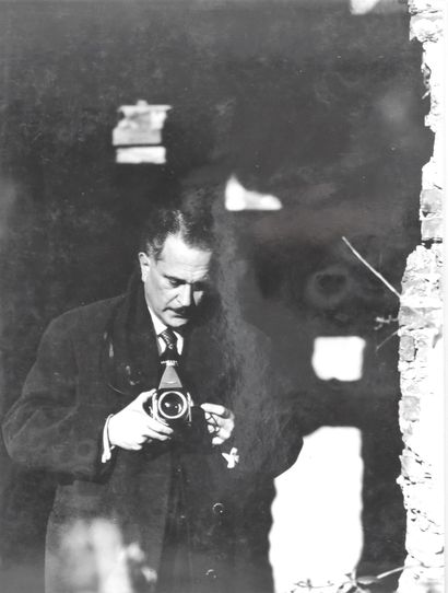 null Victor ELSCHANSKY (XXth, born in 1913). Self-portrait (portrait of the photographer...