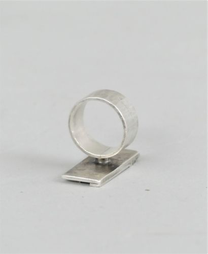  Jean Després (1889-1980) Hammered silver ring composed of a large ring decorated...