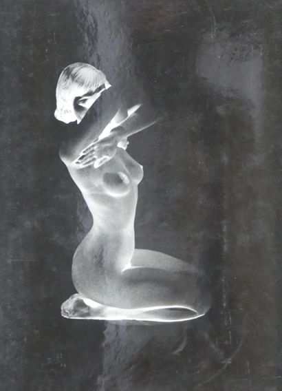 null Victor ELSCHANSKY (XXth, born in 1913). Glass doll (solarization, nude study)....