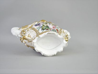 null PARIS/LIMOGES, PAIR OF NAVETTES, circa 1850

Porcelain, all face and rocaille...