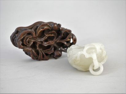 null CHINA, 20th century

White celadon jade brush representing a pomegranate. The...