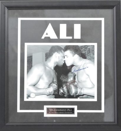 null Photographie, sport, Muhammad Ali. Dans bel encadrement titré "Ali", tirage...