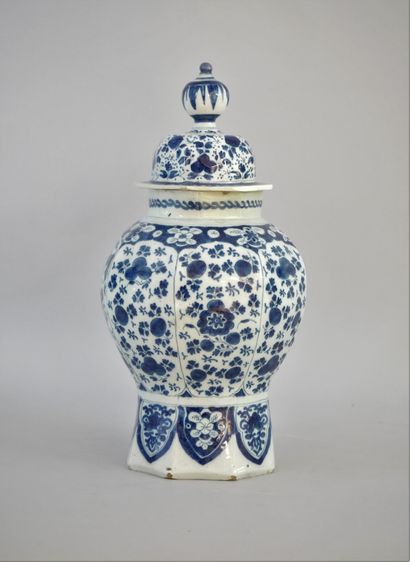 null DELFT :

Covered earthenware vase with a blue monochrome decoration of flowers...