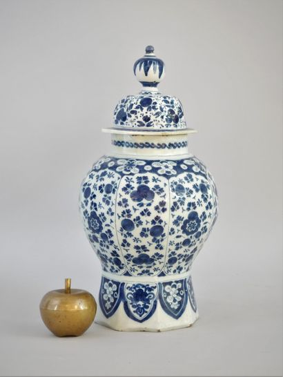 null DELFT :

Covered earthenware vase with a blue monochrome decoration of flowers...