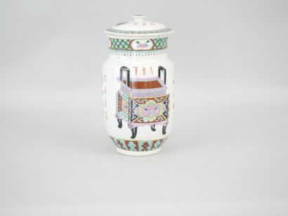 null Chine, fin XIX ème siècle. Vase couvert en porcelaine émaillée polychrome à...