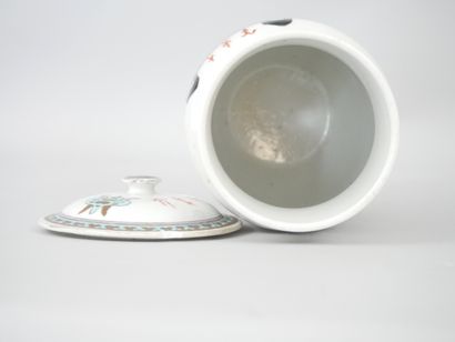 null Chine, fin XIX ème siècle. Vase couvert en porcelaine émaillée polychrome à...