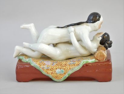 null CHINA. Circa 1960.



Erotic couple in movement on a bed decorated with a blanket...