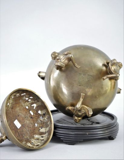 null Indochina, 20th century. Bronze tripod perfume burner, lid with dragon and Fo...