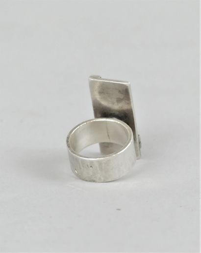  Jean Després (1889-1980) Hammered silver ring composed of a large ring decorated...