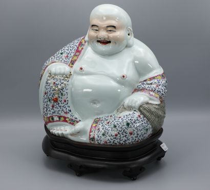 null Chine, époque Minguo (1912-1949). Bouddha de prospérité souriant portant le...