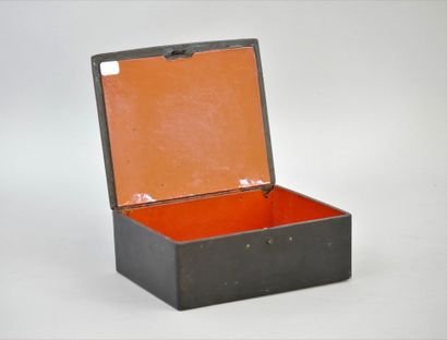 null CHINA, 19th century. Small box decorated with a court scene: a young rider learning...