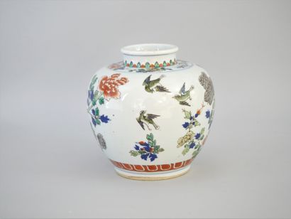 null CHINA, 19th century

Porcelain ball vase with wucai enamels decorated with birds...