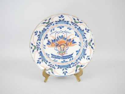 null Assiette en céramique polychrome à décor chinois d’un vase fleurie, Delft XVIIIème...