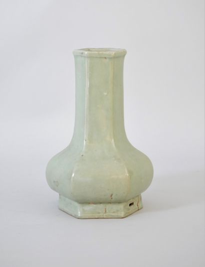 CHINE, dynastie Ming, XVème siècle. 
Vase...