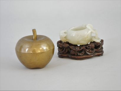 null CHINA, 20th century

White celadon jade brush representing a pomegranate. The...