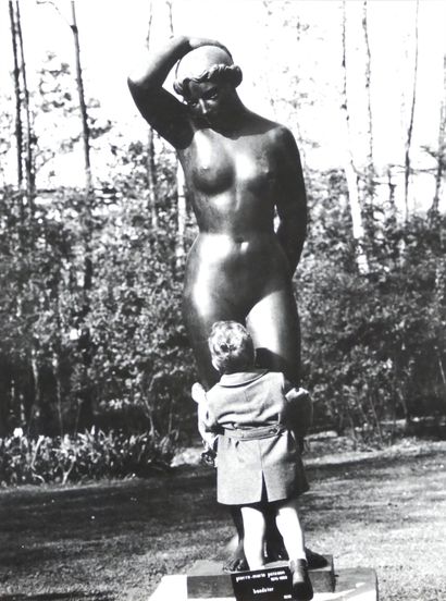 null Victor ELSCHANSKY (XXth, born in 1913). Cuckoo! and the Statue and the child...