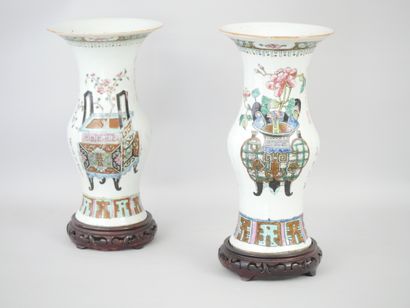 Chine, fin XIX ème siècle. Paire de vases...