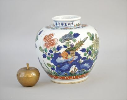 CHINE, XIXème siècle 
Vase boule en porcelaine...