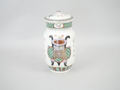 Chine, fin XIX ème siècle. Vase couvert en...