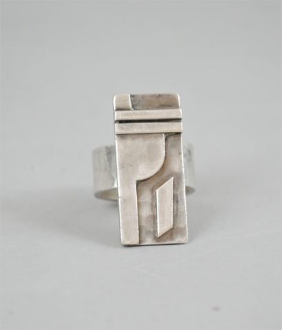  Jean Després (1889-1980) Bague en argent martelé composée d'un anneau large à décor...
