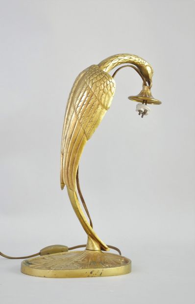 null Lampe en bronze doré à forme d'oiseau, la base ovoïde à décor de feuilles de...