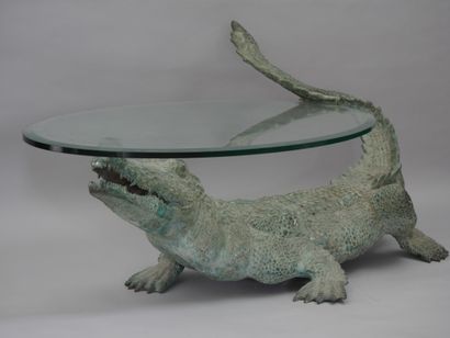 null Importante TABLE basse Crocodile en bronze à patine verte claire, dessus épais...