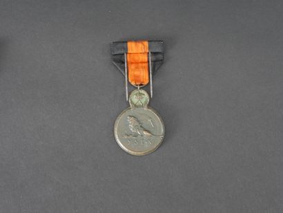 null Belgique. Médaille des donneurs de sang en bronze et émail. On y joint la Médaille...