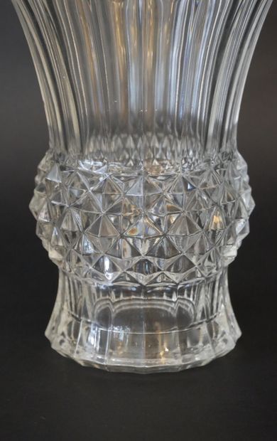 null VAL SAINT-LAMBERT. Vase de forme cornet en verre translucide à décor en pointe...