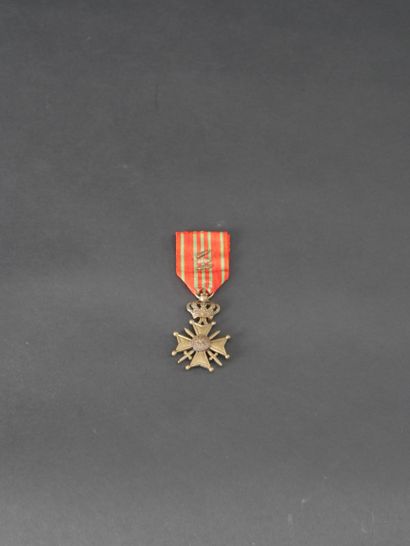 null Belgique. Croix de guerre en bronze avec 3 palmes sur ruban. On y joint une...