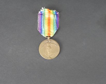 null France et Royaume Uni. Lot de 3 médailles en bronze dont une croix des combattants,...