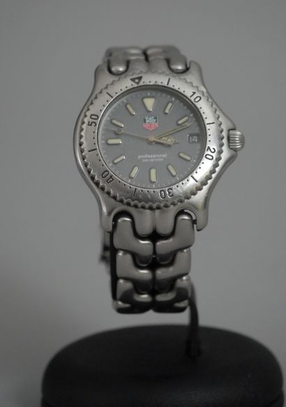 null TAG HEUER. Steel wristwatch, grey dial with baton markers, date display at 3...