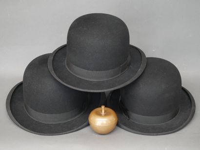 null LOT de trois chapeaux melon en feutrine noir.