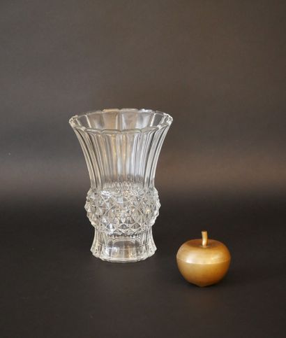 null VAL SAINT-LAMBERT. Vase de forme cornet en verre translucide à décor en pointe...