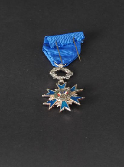 null France. Lot of 2 decorations including a star of the order of merit in silver...