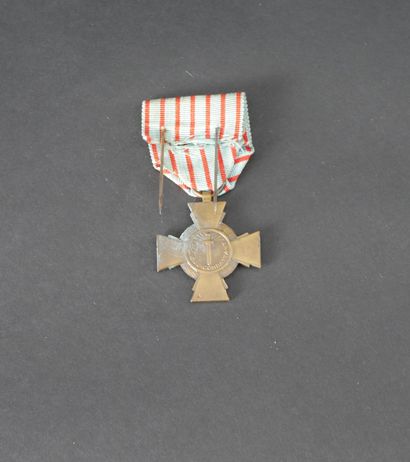 null France and United Kingdom. Lot of 3 bronze medals including a combatant cross,...