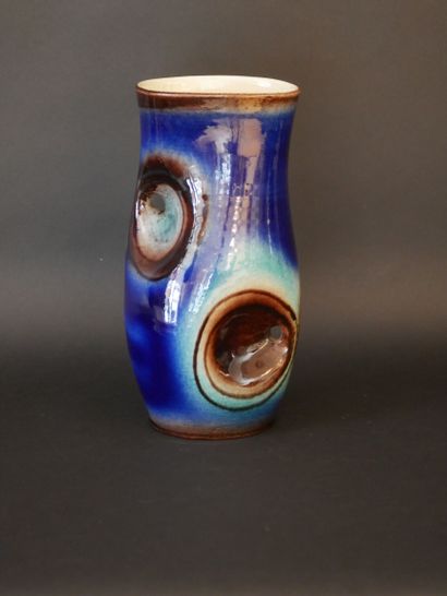 null ACCOLAY. Vase en céramique émaillée en camaïeu de bleu à panse renfoncée, marqué...
