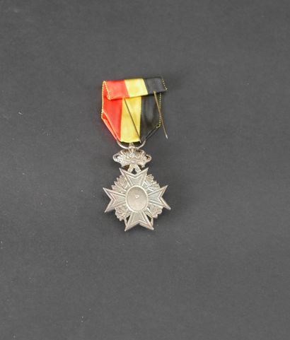 null Belgique. Médaille du Travail de 1ère classe en bronze doré et argenté et émail....
