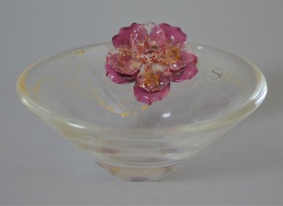 null SALVIATI. Petite coupe en verre de Murano enrichie d'une fleur. Signée. Diam...