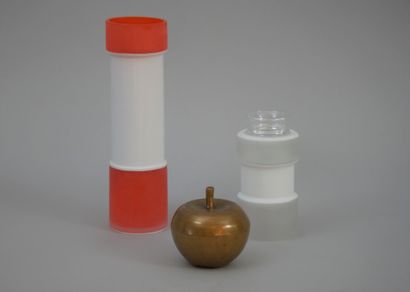 null SALVIATI. Vase étroit en verre de Murano blanc et orange. Signé et daté 2006....