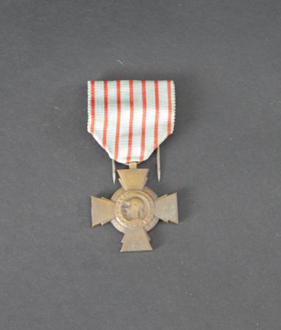 null France et Royaume Uni. Lot de 3 médailles en bronze dont une croix des combattants,...