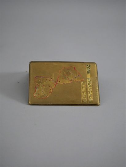 null Etui à cigarettes en métal doré guilloché, marqué "Zone française Allemagne"...
