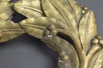 null Very beautiful Laurel wreath in carved and gilded wood, having belonged to the...