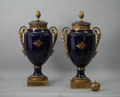 null PARIS, CHEMINEE GUARD in the taste of Sevres, composed of porcelain pots-pourris...