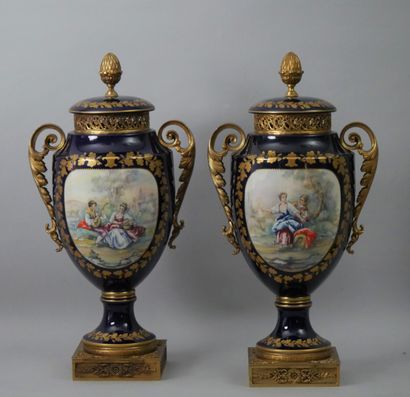 null PARIS, CHEMINEE GUARD in the taste of Sevres, composed of porcelain pots-pourris...