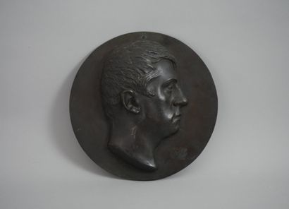 null L. DESPREZ, after (1799-1870), Profile of a man, bronze plate with brown patina...