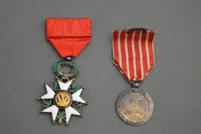 null France. Lot de deux décorations dont une étoile de Chevalier de la Légion d'Honneur...