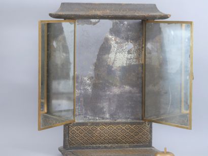 null JAPON, époque Meiji (1868-1912). Coiffeuse avec miroir à trois volets dont deux...