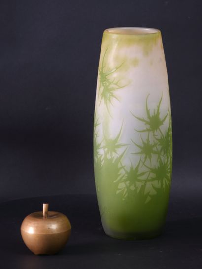 null Veuve GALLE, Vase de forme rouleau en verre muticouche dégagé à l'acide à décor...
